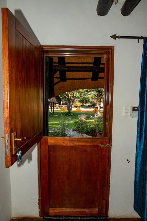 Lion'S Den Guesthouse Otjiwarongo Kültér fotó